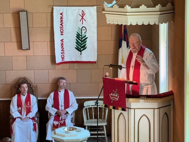 12-Pastor-Obenberger-preaching